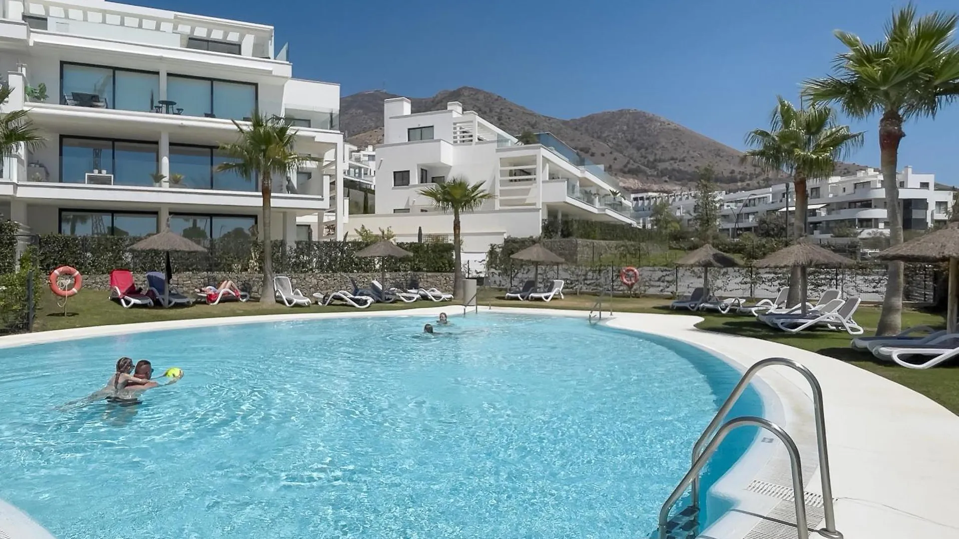 Stylish Apartment With Large Terrace In Higueron Fuengirola